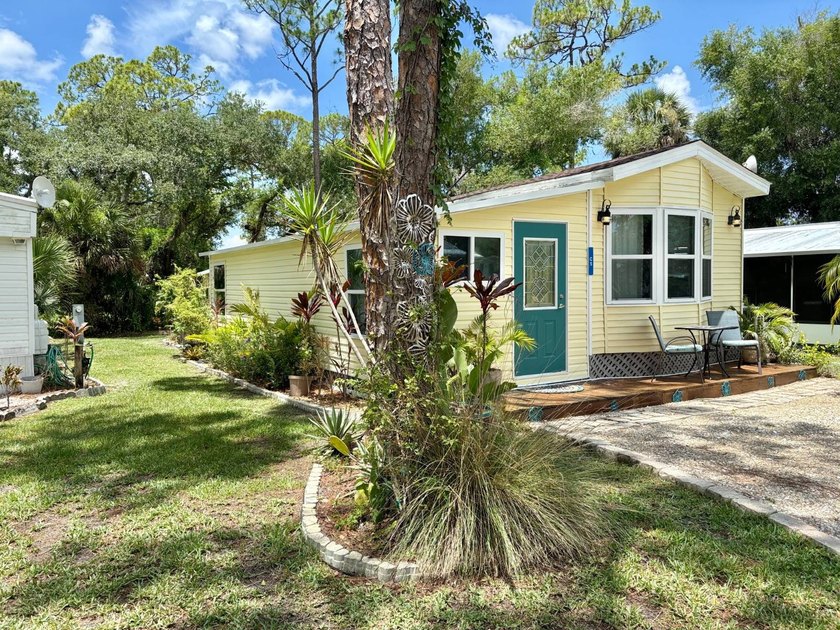 Come view this sunshine yellow cottage located in Ramblers Rest - photo 2