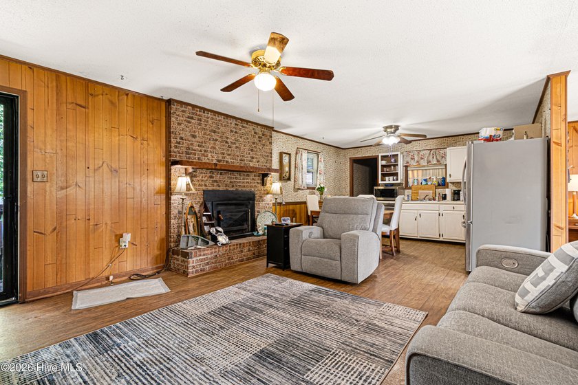 SELLER OFFERING $2,000 IN CLOSING COSTS. 3-bedroom, 2-bath brick - photo 4