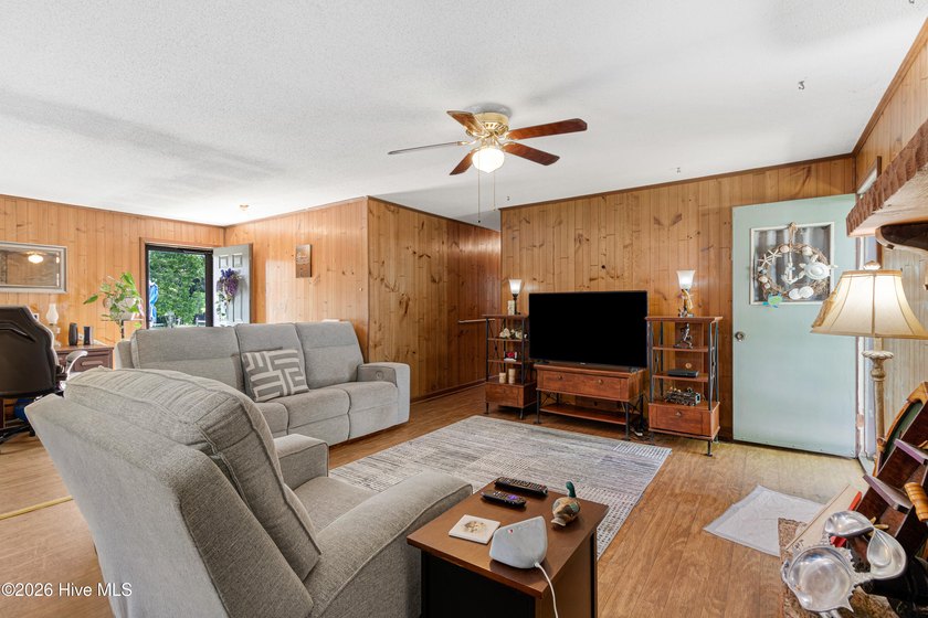 SELLER OFFERING $2,000 IN CLOSING COSTS. 3-bedroom, 2-bath brick - photo 6