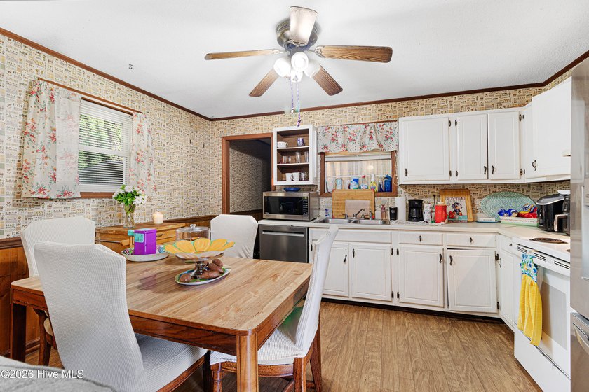 SELLER OFFERING $2,000 IN CLOSING COSTS. 3-bedroom, 2-bath brick - photo 7