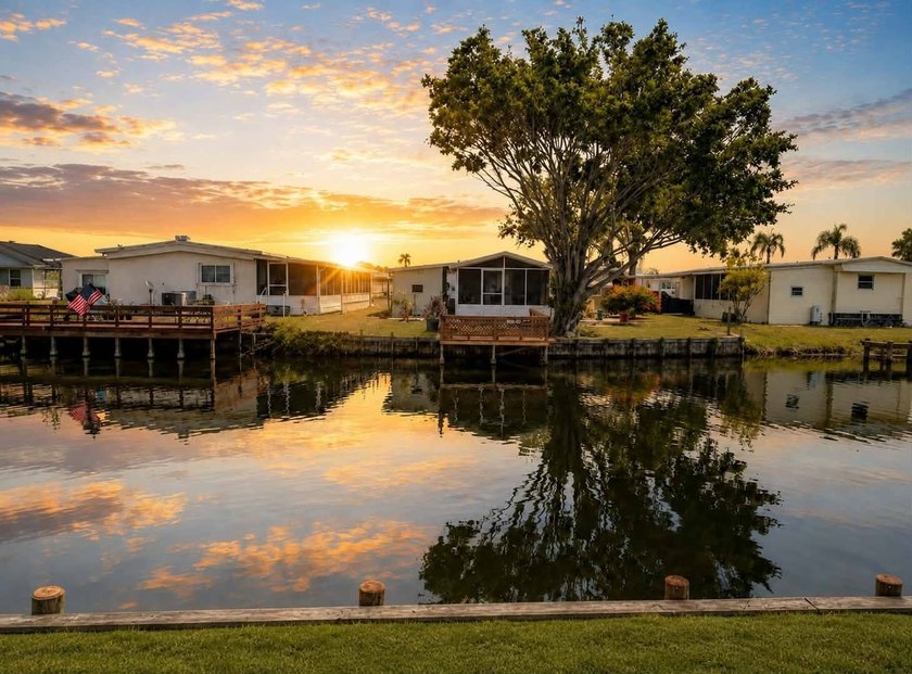 Wake up to breathtaking sunrises and unwind with spectacular - photo 3