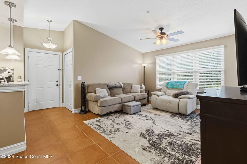 This beautiful one-bedroom condo is upgraded and move-in ready - photo 2