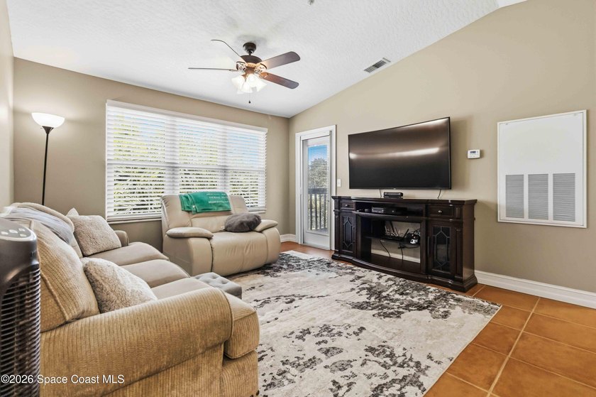 This beautiful one-bedroom condo is upgraded and move-in ready - photo 3