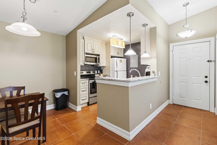 This beautiful one-bedroom condo is upgraded and move-in ready - photo 5