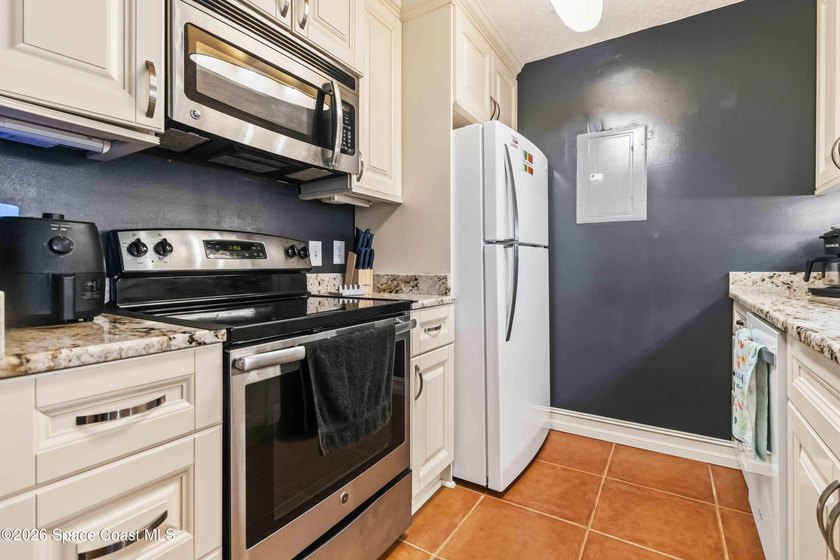 This beautiful one-bedroom condo is upgraded and move-in ready - photo 6