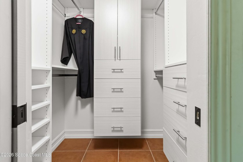 This beautiful one-bedroom condo is upgraded and move-in ready - photo 10