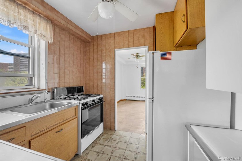Welcome to this spacious and inviting 2-bedroom, 1-bath co-op - photo 7