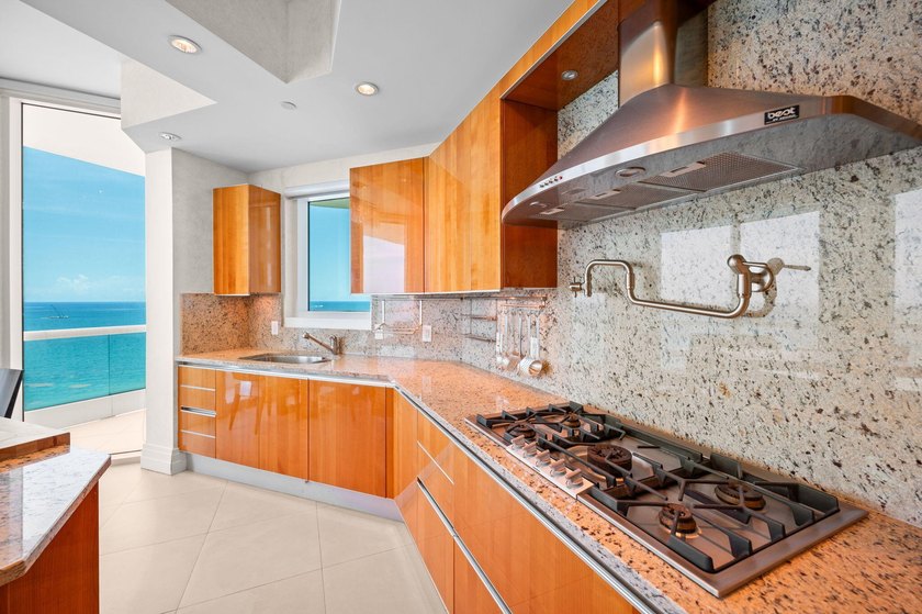 SPECTACULAR 2 BEDROOMS AND 2.5 BATHROOMS WITH AMAZING DIRECT - photo 11