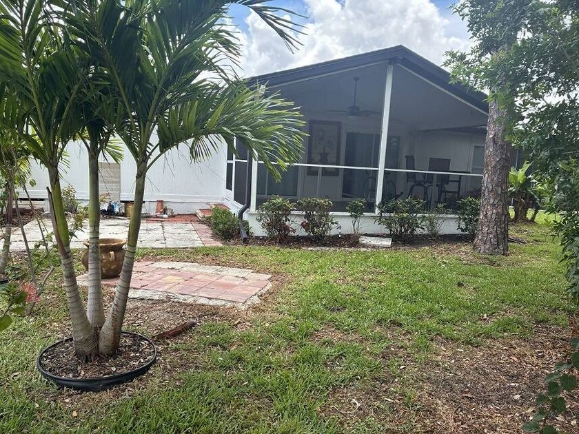 (In a 55 and over community) Lovely unfurnished 2 bedrooms and 2 - photo 4