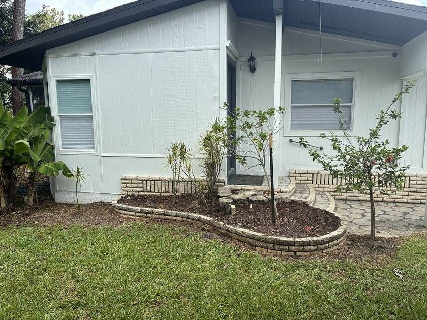 (In a 55 and over community) Lovely unfurnished 2 bedrooms and 2 - photo 7