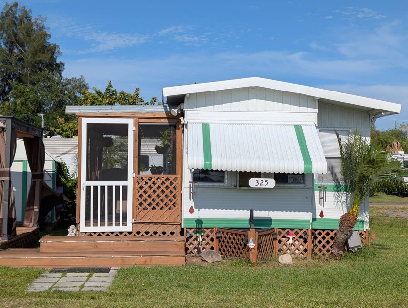 Enjoy the Florida Lifestyle Here! Large Back Corner Lot with - photo 2