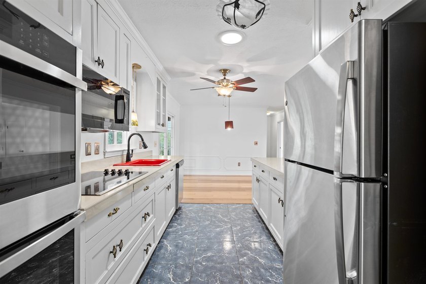 Don't miss this opportunity to own a beautifully maintained 3 - photo 11
