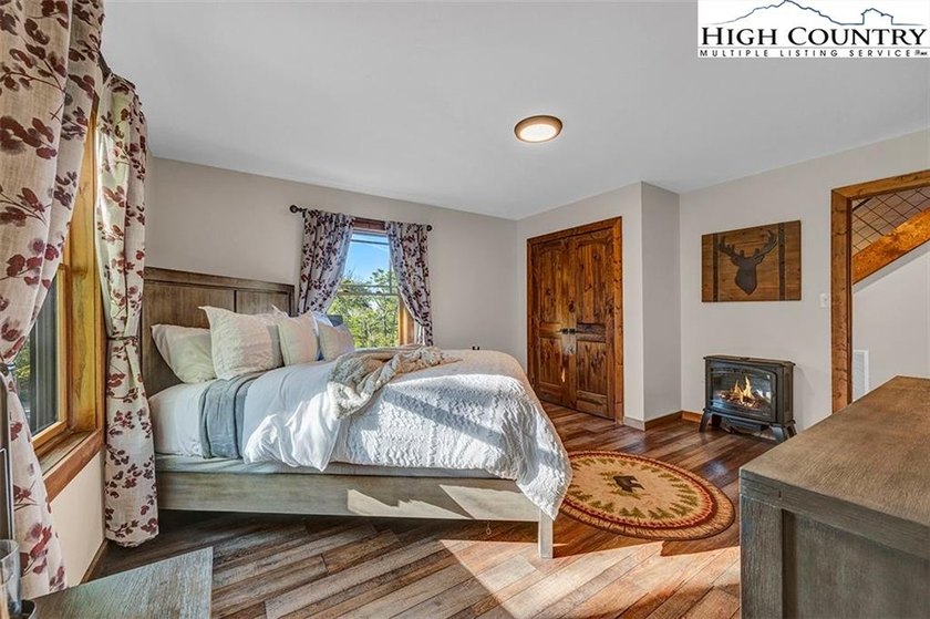 Nestled under the peaks of Sugar Mountain is this 3 bedroom, 3.5 - photo 13