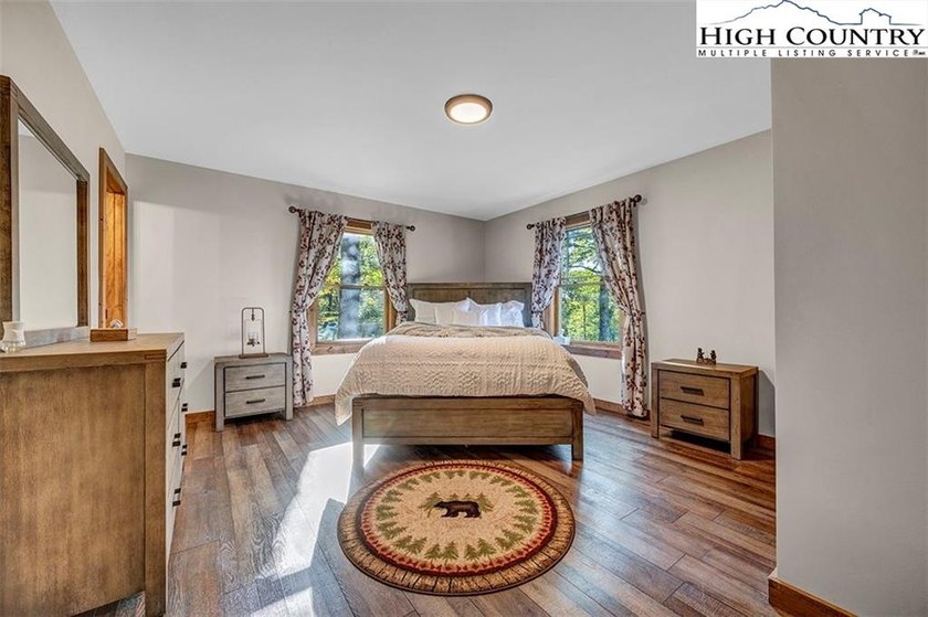 Nestled under the peaks of Sugar Mountain is this 3 bedroom, 3.5 - photo 14