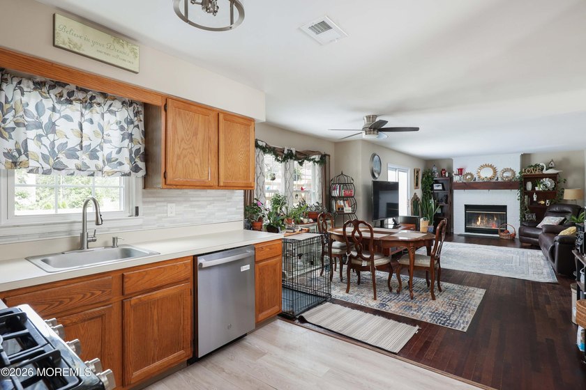 Welcome to 18 Penny Lane! This beautifully maintained 4 bed, 2.5 - photo 14