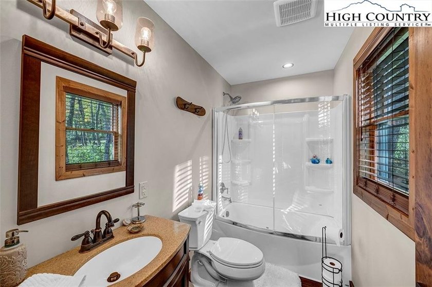 Nestled under the peaks of Sugar Mountain is this 3 bedroom, 3.5 - photo 15