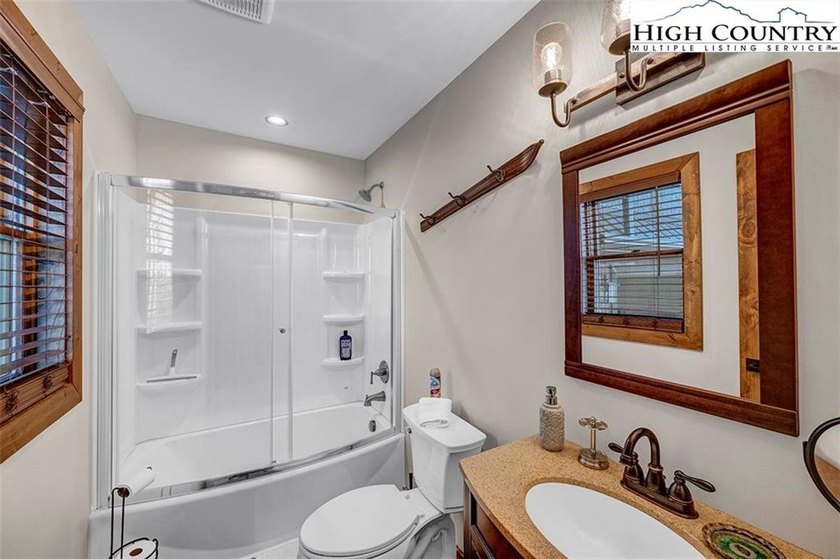 Nestled under the peaks of Sugar Mountain is this 3 bedroom, 3.5 - photo 17