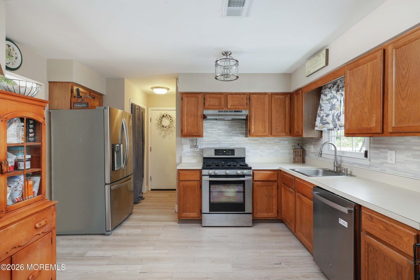Welcome to 18 Penny Lane! This beautifully maintained 4 bed, 2.5 - photo 17
