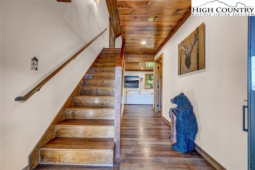 Nestled under the peaks of Sugar Mountain is this 3 bedroom, 3.5 - photo 20