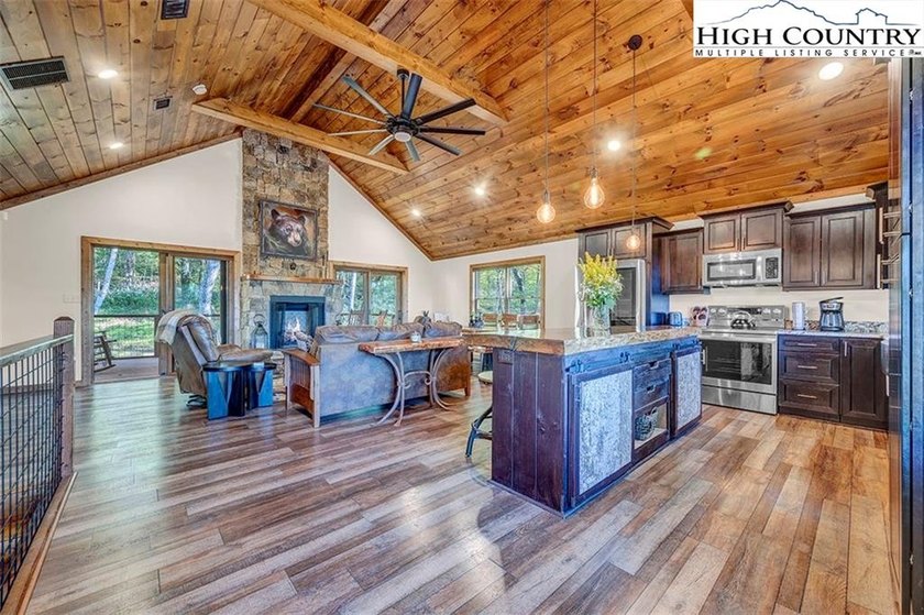 Nestled under the peaks of Sugar Mountain is this 3 bedroom, 3.5 - photo 24