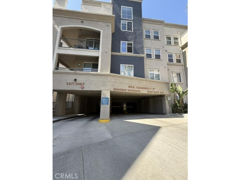 Lovely and immaculate resort-like living in a prime area of - photo 29
