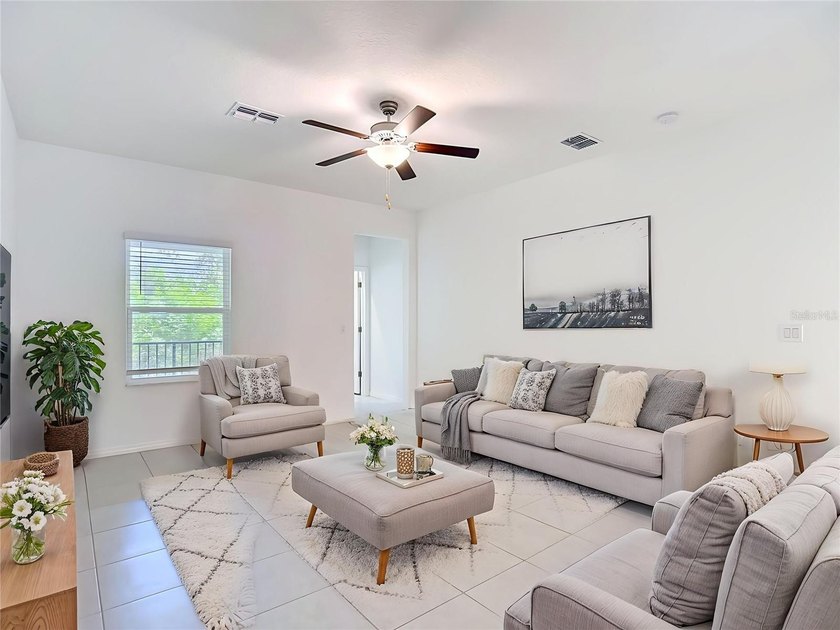 ** OUTSTANDING TOWNHOME, MINUTES FROM DOWNTOWN WITH 2+CAR GARAGE - photo 3