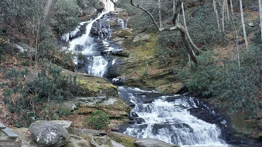 Wake each morning to the refreshing mountain air and peaceful - photo 34