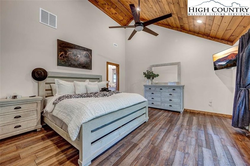 Nestled under the peaks of Sugar Mountain is this 3 bedroom, 3.5 - photo 34
