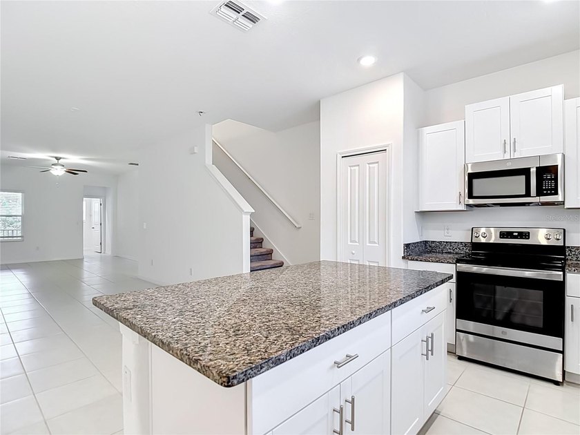 ** OUTSTANDING TOWNHOME, MINUTES FROM DOWNTOWN WITH 2+CAR GARAGE - photo 5