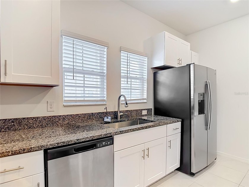 ** OUTSTANDING TOWNHOME, MINUTES FROM DOWNTOWN WITH 2+CAR GARAGE - photo 6