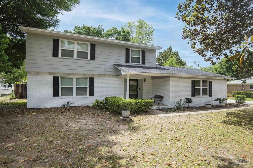 Welcome to this conveniently located 3 bedroom, 2.5 bath home - photo 6