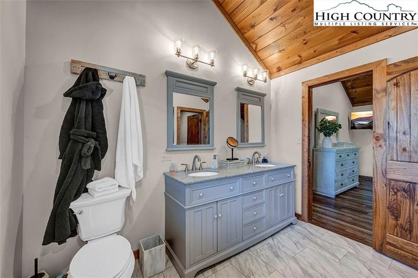 Nestled under the peaks of Sugar Mountain is this 3 bedroom, 3.5 - photo 38