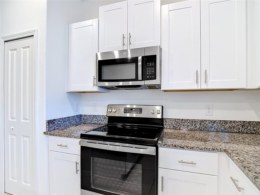 ** OUTSTANDING TOWNHOME, MINUTES FROM DOWNTOWN WITH 2+CAR GARAGE - photo 8