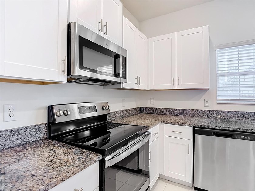 ** OUTSTANDING TOWNHOME, MINUTES FROM DOWNTOWN WITH 2+CAR GARAGE - photo 9