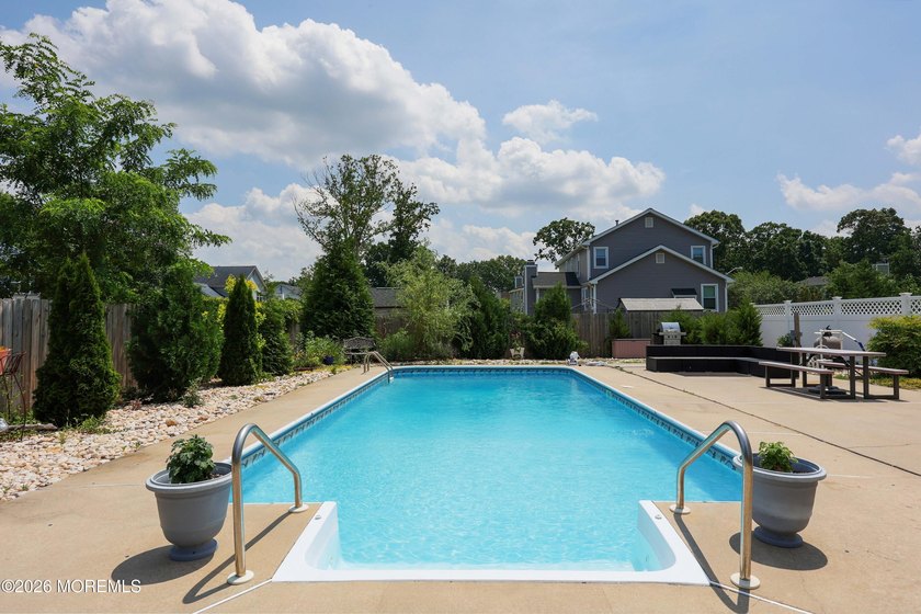 Welcome to 18 Penny Lane! This beautifully maintained 4 bed, 2.5 - photo 42