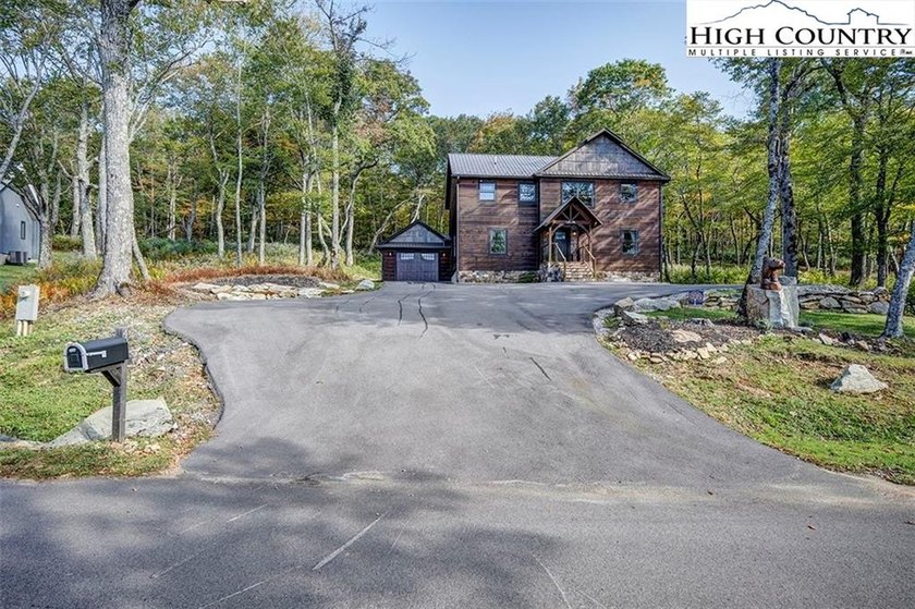 Nestled under the peaks of Sugar Mountain is this 3 bedroom, 3.5 - photo 43
