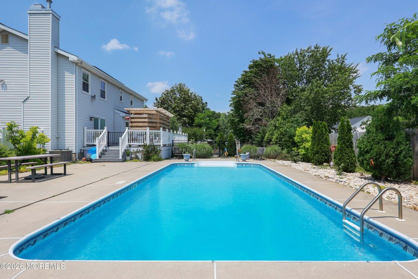 Welcome to 18 Penny Lane! This beautifully maintained 4 bed, 2.5 - photo 46