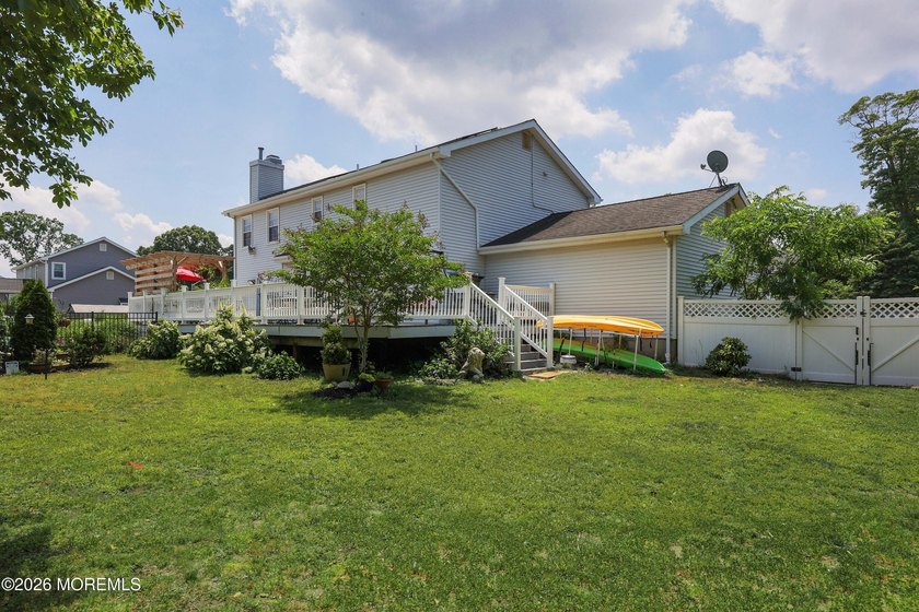 Welcome to 18 Penny Lane! This beautifully maintained 4 bed, 2.5 - photo 49
