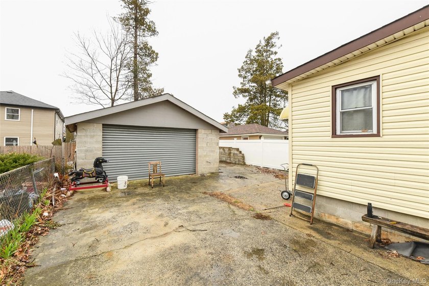 Well maintained two family in residential Rosedale. Both floors - photo 4