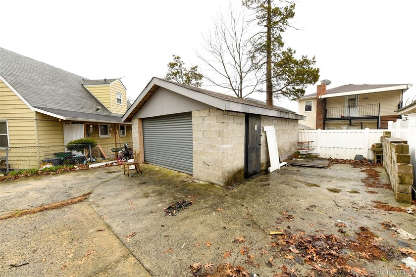 Well maintained two family in residential Rosedale. Both floors - photo 5