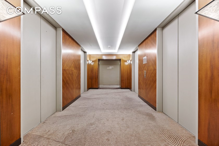 Perched on the 43rd floor of the iconic CitySpire tower, this - photo 3