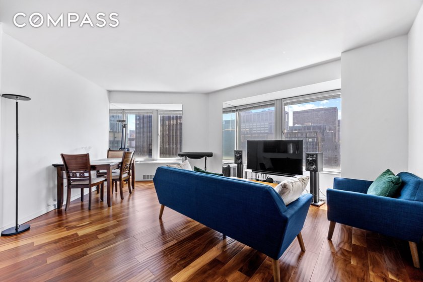 Perched on the 43rd floor of the iconic CitySpire tower, this - photo 4