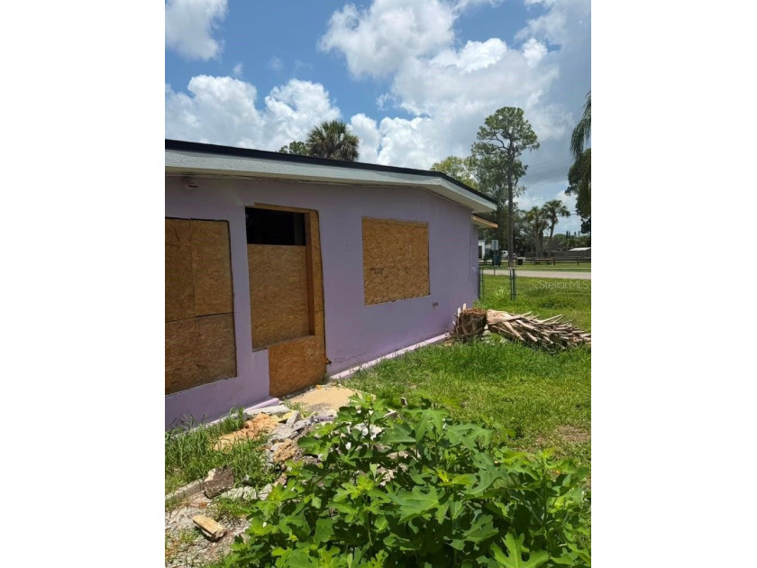 Stunningly Remodeled 3BD/2BA Home with 2 extra Rooms in the - photo 4