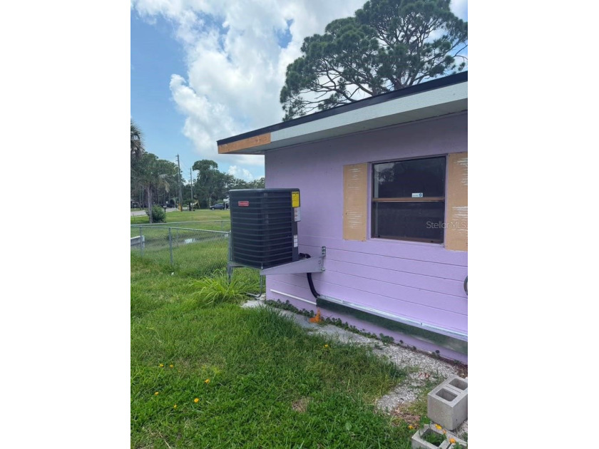 Stunningly Remodeled 3BD/2BA Home with 2 extra Rooms in the - photo 5