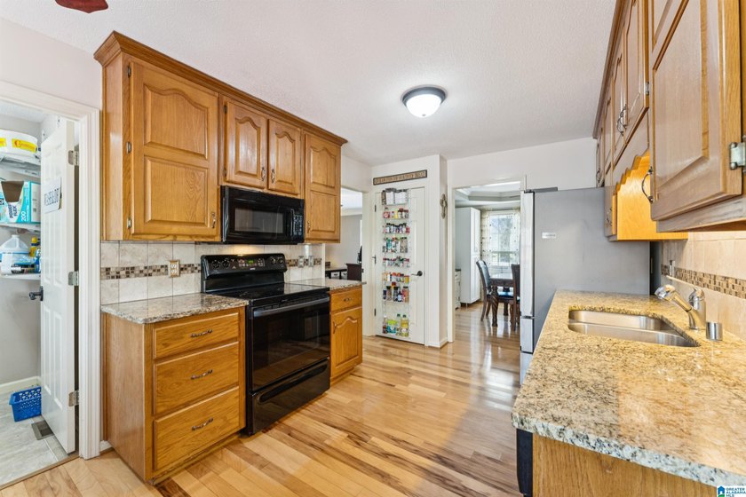 Welcome home to a well maintained 3 bedroom, 2 full bathroom - photo 24