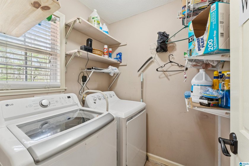 Welcome home to a well maintained 3 bedroom, 2 full bathroom - photo 26