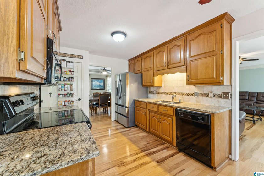 Welcome home to a well maintained 3 bedroom, 2 full bathroom - photo 27