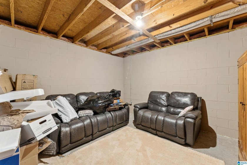 Welcome home to a well maintained 3 bedroom, 2 full bathroom - photo 37
