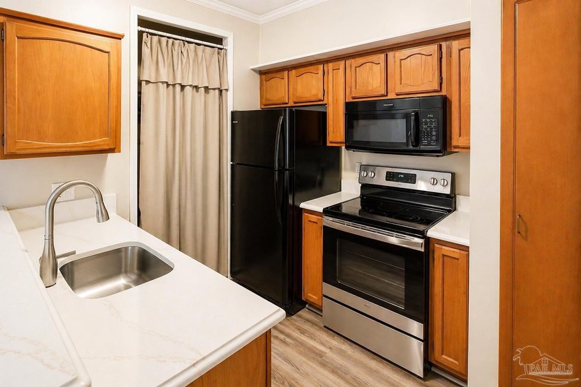 Welcome to Unit D10 at Riverwalk, a beautifully maintained - photo 8