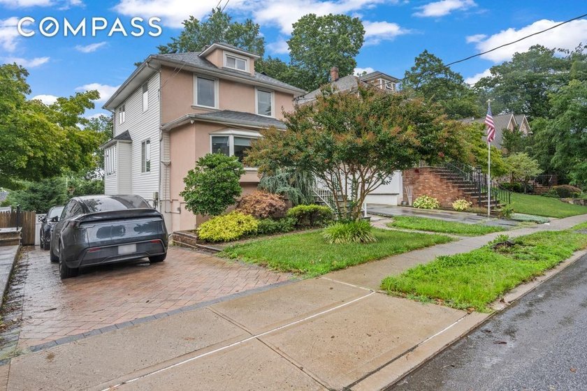 Nestled in the highly desirable Todt Hill , this beautifully - photo 2